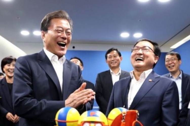 Moon's approval rating increases on woes of former administrations