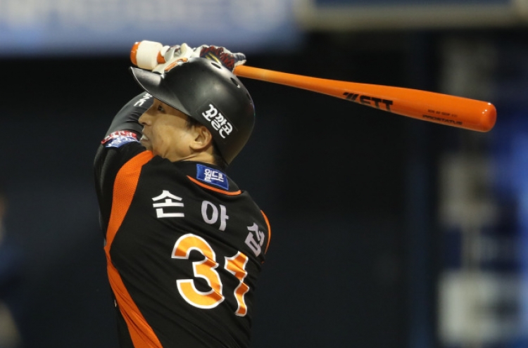 Lotte Giants defeat NC Dinos to stay alive in baseball postseason