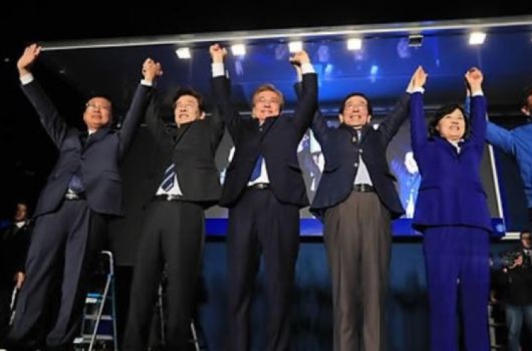 Moon to hold dinner with party election rivals