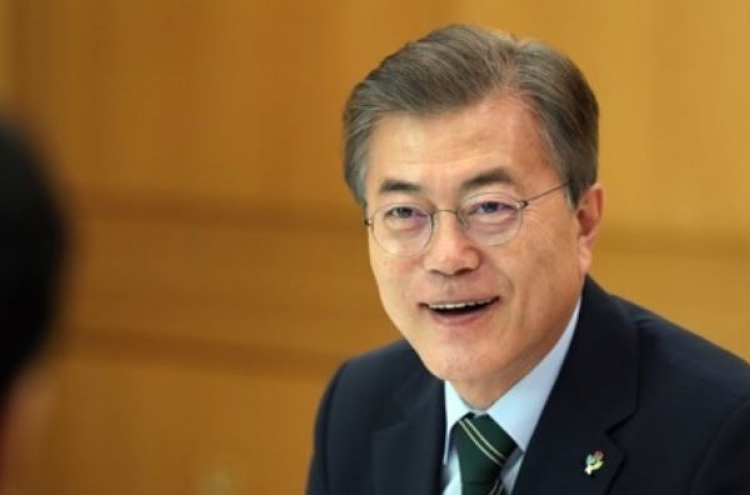 Moon’s approval rating drops on dispute over extended detention of former leader