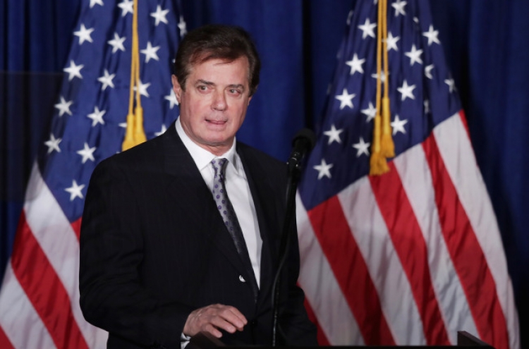 Manafort, Gates surrender to federal authorities