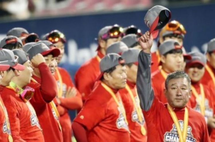 Reigning baseball champions extend manager through 2020