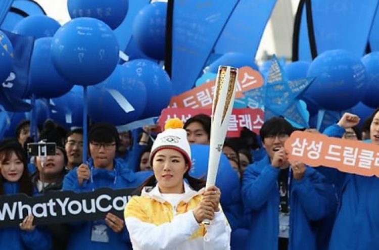 [PyeongChang 2018] Speed skater realizes dream of carrying Olympic torch