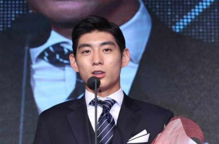 Teen sensation captures Korean baseball's top rookie award in landslide