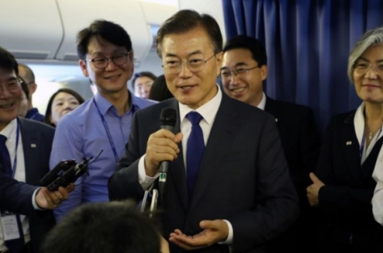 Moon to attend East Asia Summit, talks on regional FTA