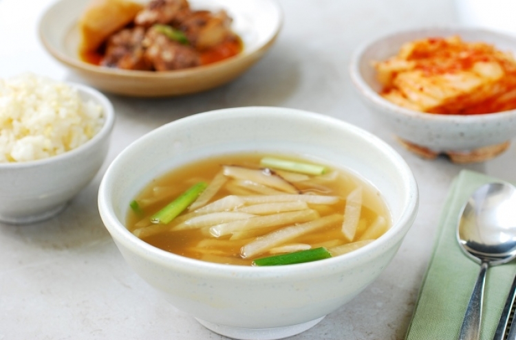[Korean Bapsang] Mu doenjang guk (Radish soybean paste soup)