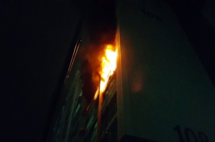Woman dies in fall while escaping fire in Gimpo