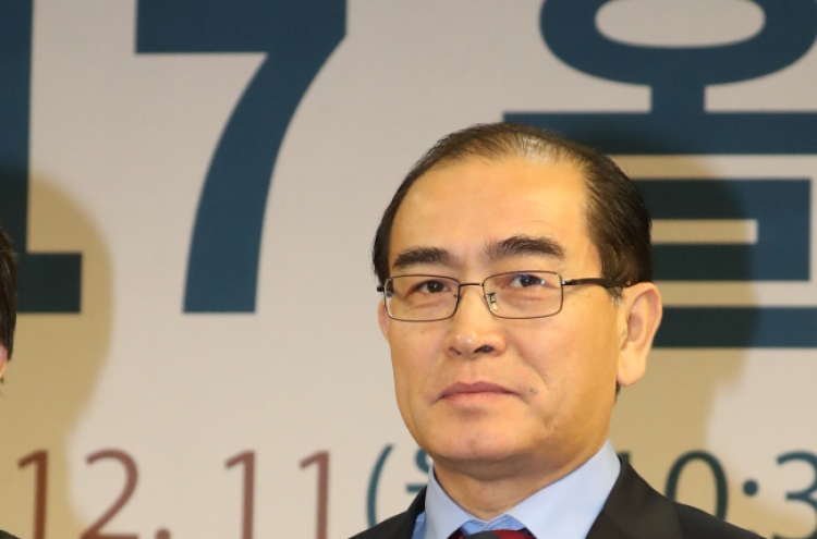 Top NK defector receives human rights award at parliament