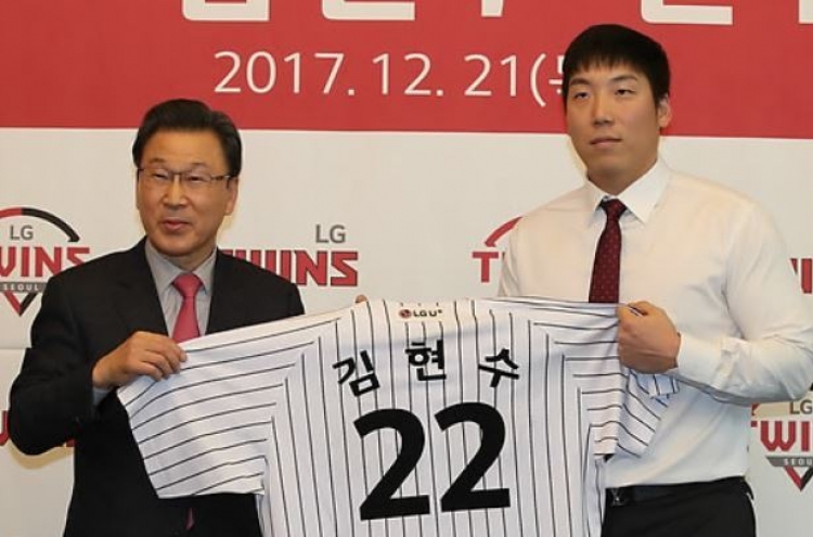 Ex-big leaguer Kim Hyun-soo formally introduced by new Korean club