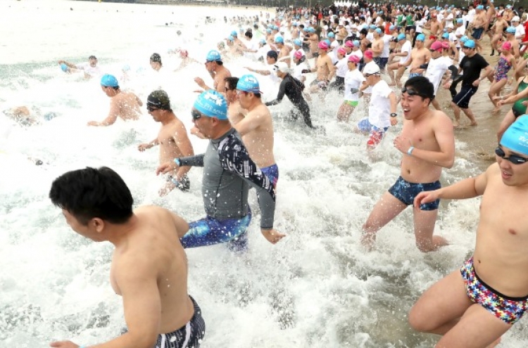 [Photo News] Some 4,500 take a swim in Busan winter sea