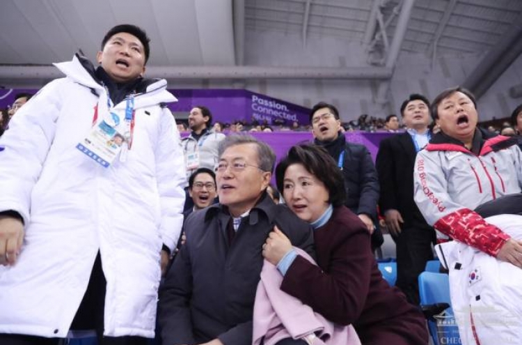 [Photo News] Presidential couple locked in tight hug while watching short track
