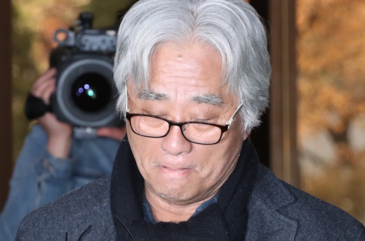 Theater director Lee apologizes amid sex assault allegations