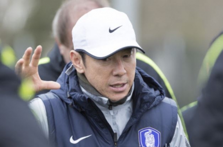 Korean football coach mulls over options for Son Heung-min