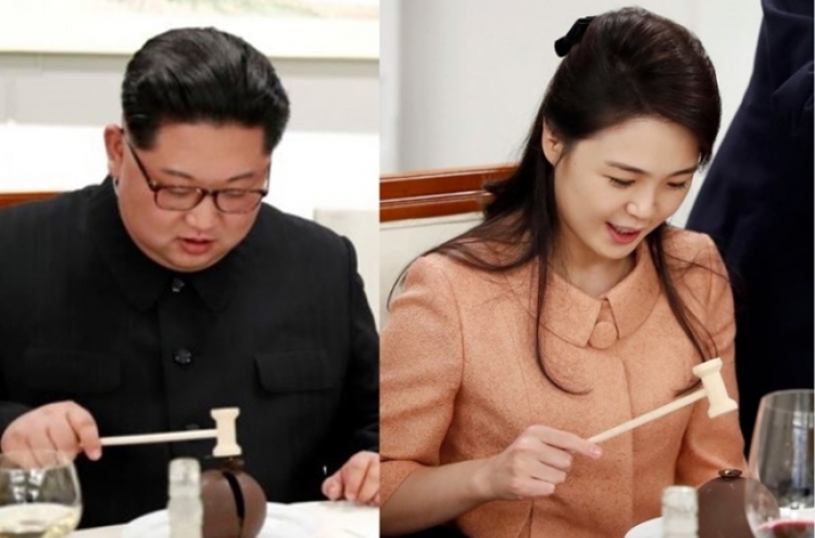 [2018 Inter-Korean summit] Kim Jong-un, Ri Sol-ju ‘fascinated’ with mini-hammer