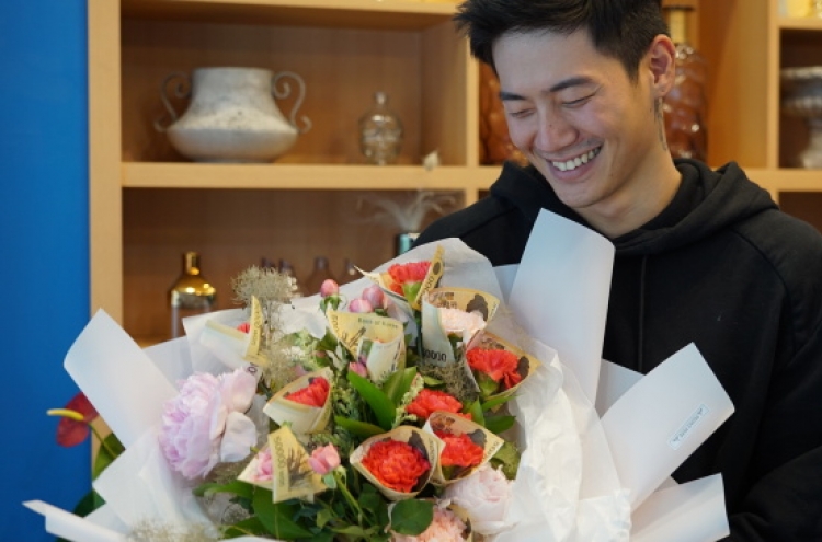 [Video] Male florist describes ‘flair’ for flowers