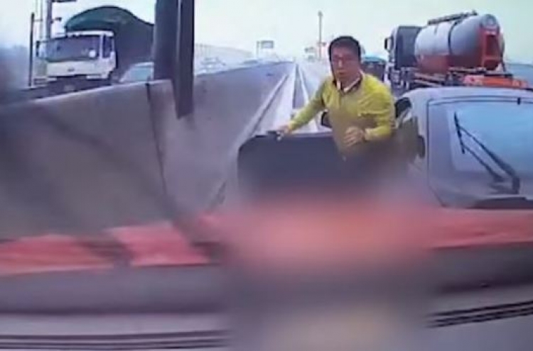 [Video] Intentional crash on highway saves lives