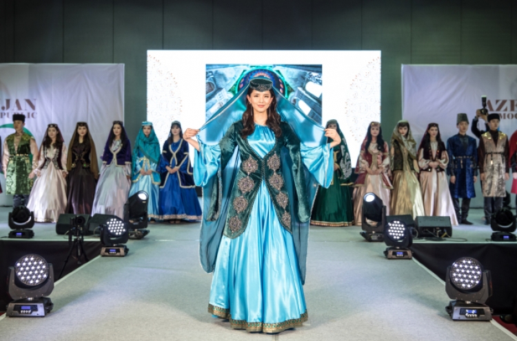 Azerbaijan illuminates catwalk with national costumes