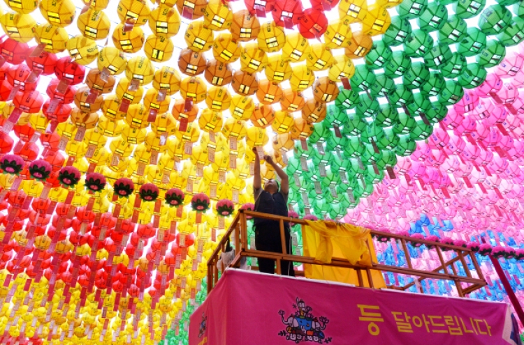 [Photo News] Temples don resplendent colors for upcoming ‘Buddha’s Birthday‘