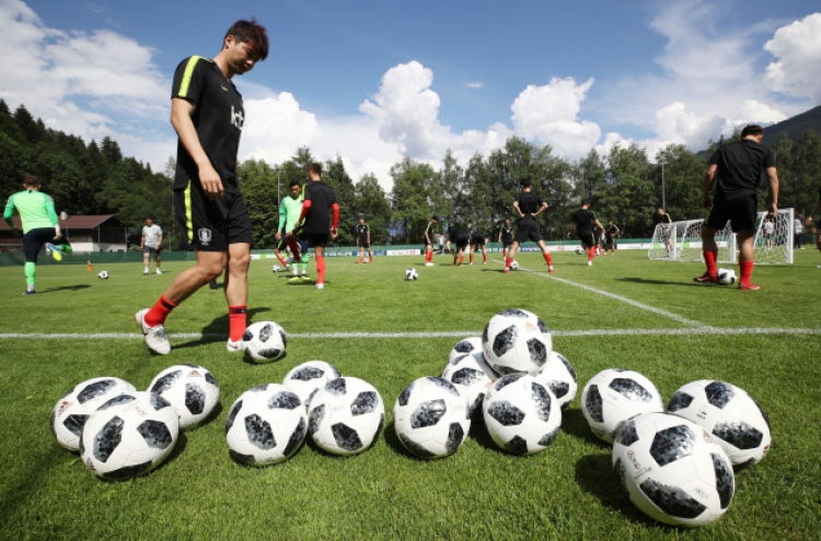 Nat'l football team kicks off training in Austria