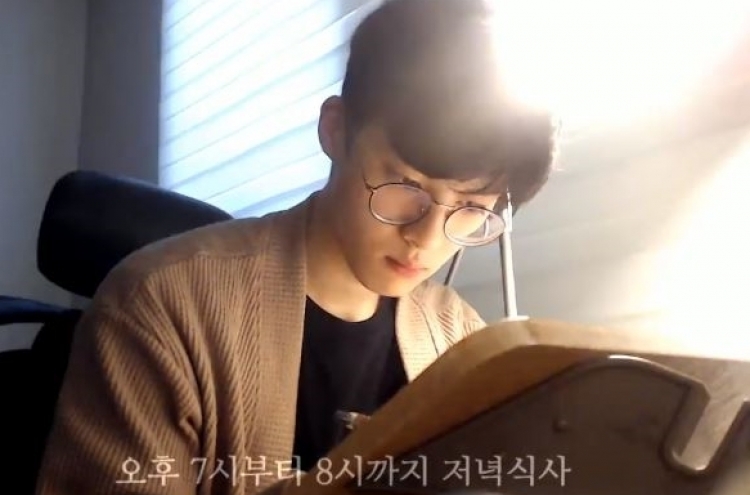 [Trending] Korean guy studying alone creates a huge following on YouTube