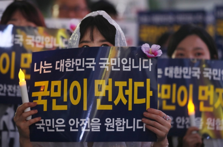 Koreans hold rallies in support of, and against, asylum seekers