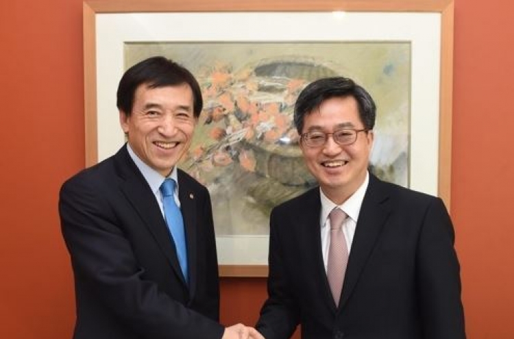 Finance minister, BOK chief to meet over economic conditions