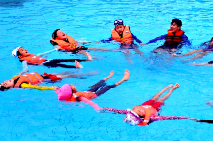 [Photo News] Learning skills for water survival