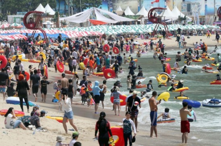 [Photo News] Vacationers invade Busan’s Haeundae Beach amid heat wave