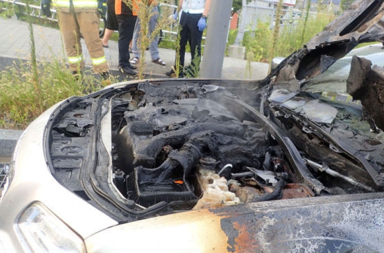 South Korea on alert for vehicle fires: Chrysler sedan catches fire