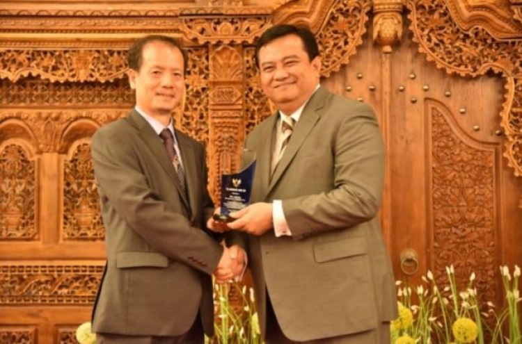 Indonesia gives out awards for enhancing bilateral ties