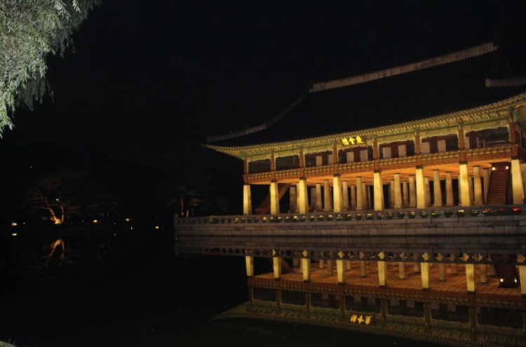 Gyeongbokgung tour reenacts typical night inside Joseon palace