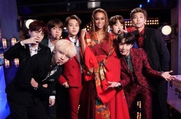 Tyra Banks, BTS ‘smize’ for cameras backstage at ‘America’s Got Talent’