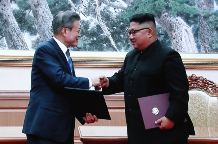 [Breaking] Moon, Kim sign summit agreement in Pyongyang