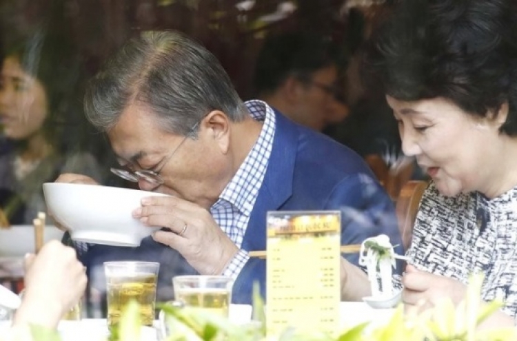 President Moon continues his ‘local restaurant diplomacy’ in Pyongyang
