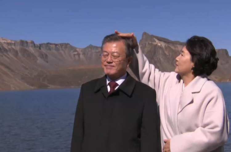 3 endearing moments of South Korean presidential couple on Paektusan