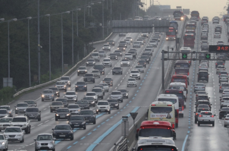 Chuseok exodus in full swing as highways clog with traffic