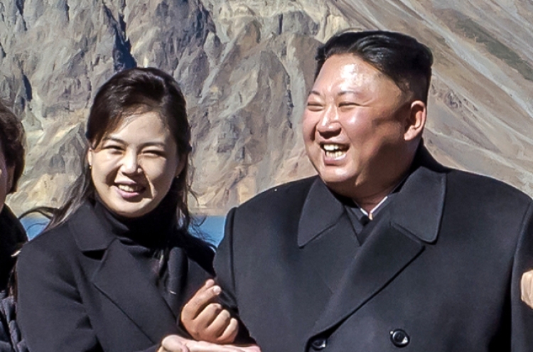 [Photo News] Kim Jong-un and his ‘finger heart’