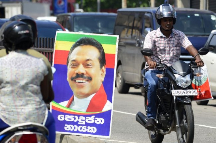 Rajapakse rally gathers as Sri Lanka showdown toughens