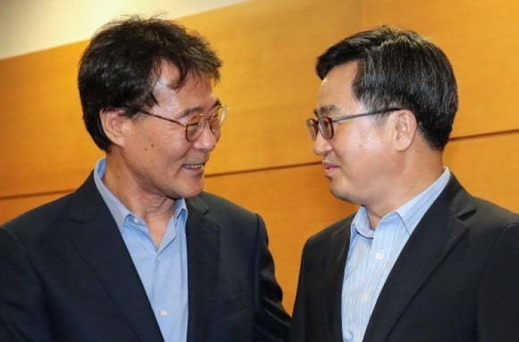 [New Analysis] Kim-Jang reshuffle inevitable for Moon amid pressing economy