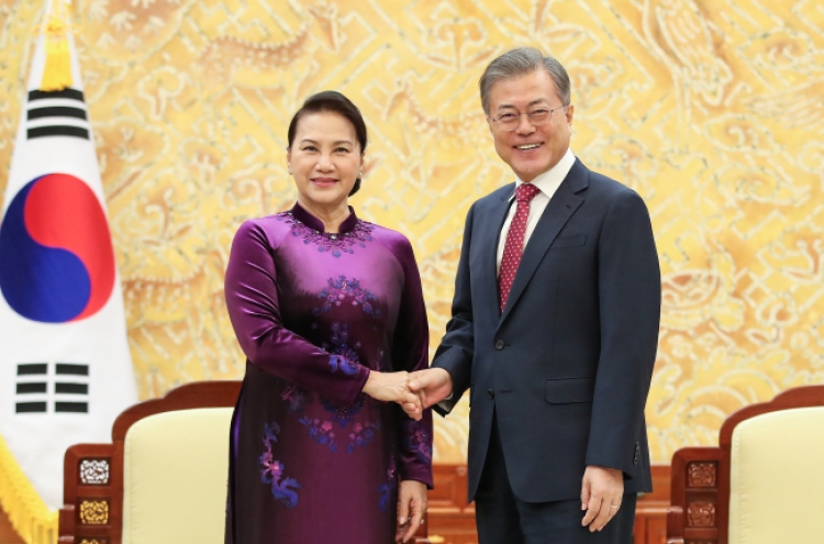 President Moon meets Vietnamese assembly speaker