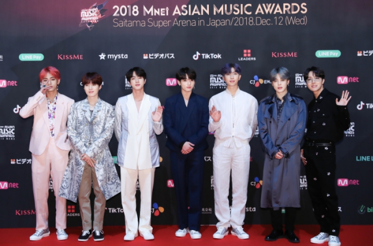 [Photo News] BTS walks red carpet at 2018 MAMA in Japan