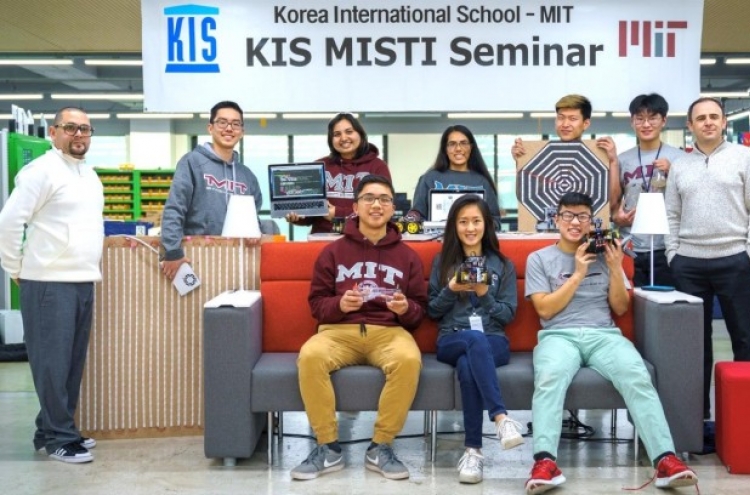 KIS holds scientific technology seminar with MIT students