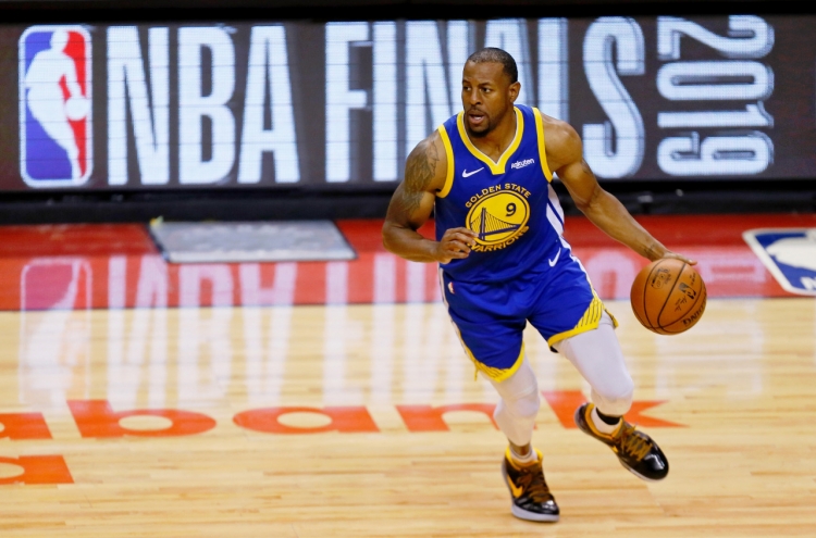 Warriors hang on to stay alive, win Game 5 of NBA finals