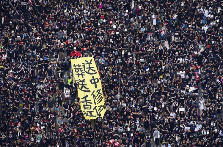 [Newsmaker] Huge crowds march in Hong Kong, piling pressure on leader
