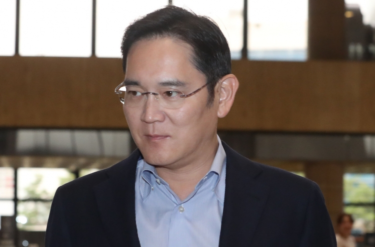 Samsung heir returns from Japan amid trade row