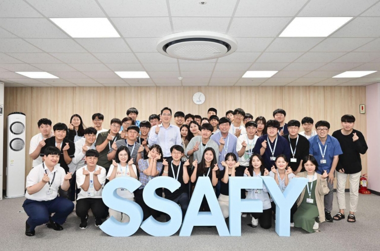 Samsung heir meets software trainees in Gwangju