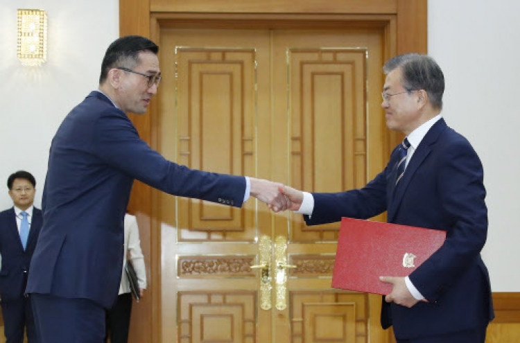 President Moon receives six new ambassadors to Seoul