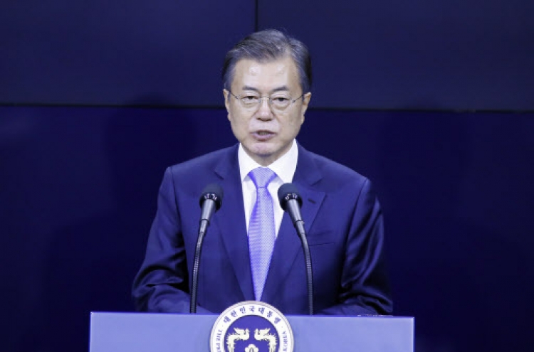 Moon vows 'bold' gov't support for new-generation display sector