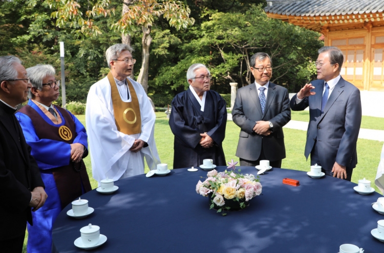 Moon asks religious leaders to help heal social conflicts