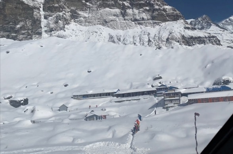 Heavy snow hampers search for missing S. Korean, Nepal trekkers